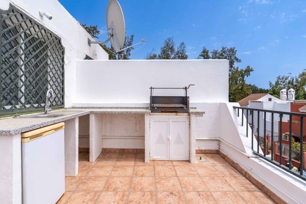3 soverom Hus til salgs i Nueva Andalucia med svømmebasseng garasje - € 499 999 (Ref: 9169443)