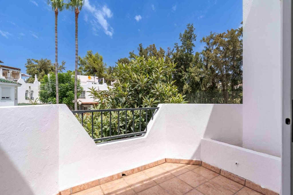3 soverom Hus til salgs i Nueva Andalucia med svømmebasseng garasje - € 499 999 (Ref: 9169443)