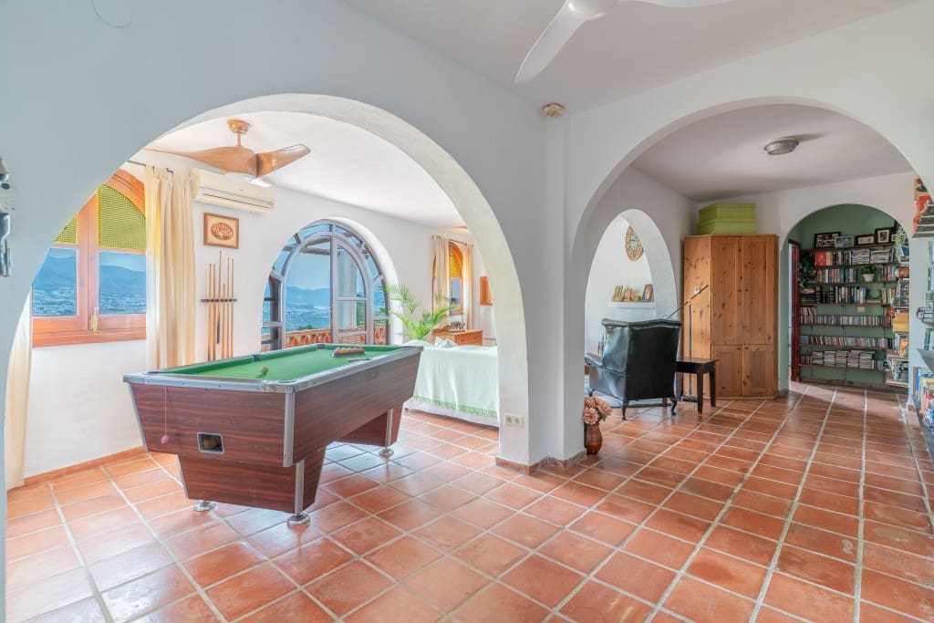 4 soveværelse Villa til salg i Nerja med swimmingpool - € 1.050.000 (Ref: 9193629)
