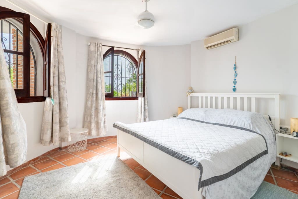 4 soveværelse Villa til salg i Nerja med swimmingpool - € 1.050.000 (Ref: 9193629)