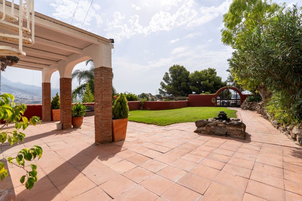 4 soveværelse Villa til salg i Nerja med swimmingpool - € 1.050.000 (Ref: 9193629)