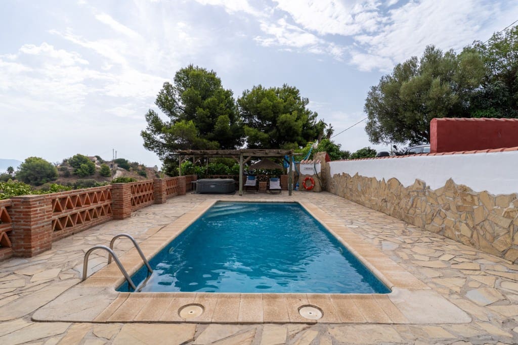 4 soveværelse Villa til salg i Nerja med swimmingpool - € 1.050.000 (Ref: 9193629)