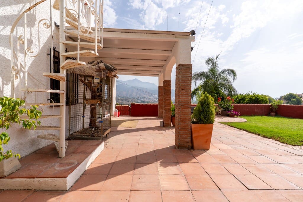 4 soveværelse Villa til salg i Nerja med swimmingpool - € 1.050.000 (Ref: 9193629)