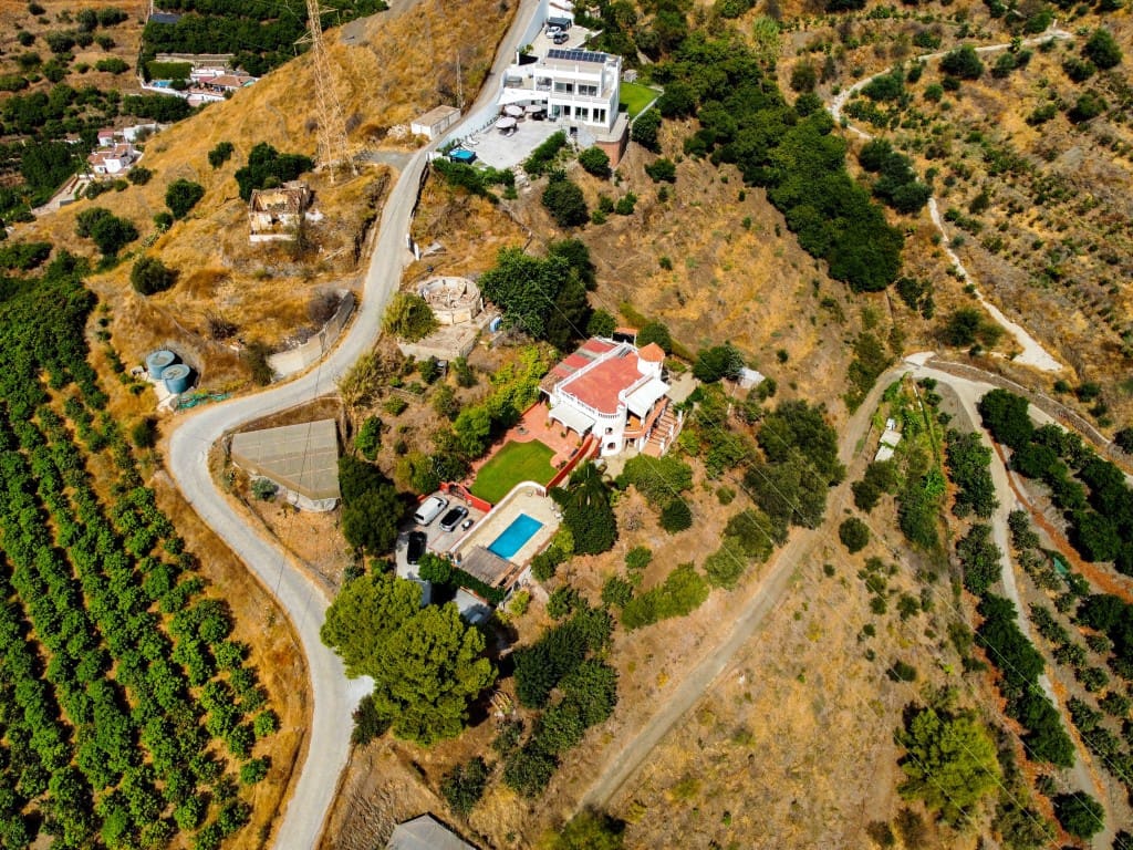 4 soveværelse Villa til salg i Nerja med swimmingpool - € 1.050.000 (Ref: 9193629)