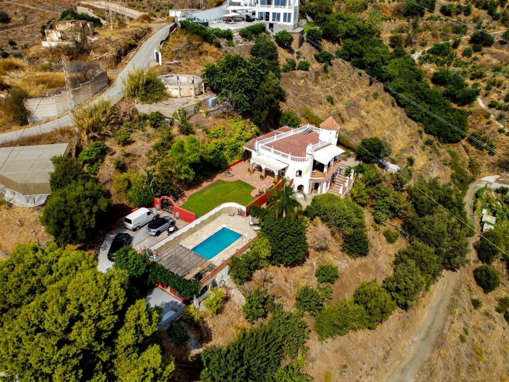 4 soveværelse Villa til salg i Nerja med swimmingpool - € 1.050.000 (Ref: 9193629)