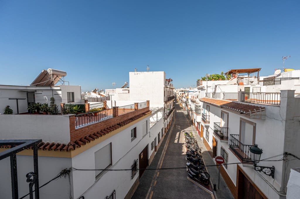 2 bedroom Apartment for sale in Nerja with pool - € 275,000 (Ref: 9193631)