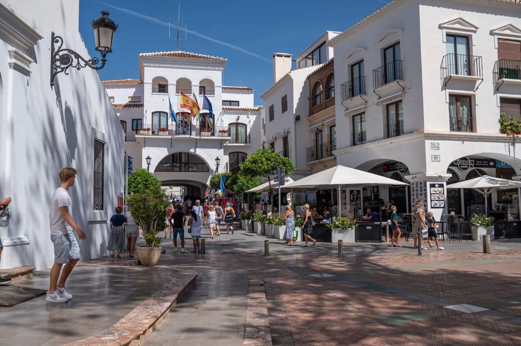 2 bedroom Apartment for sale in Nerja with pool - € 275,000 (Ref: 9193631)