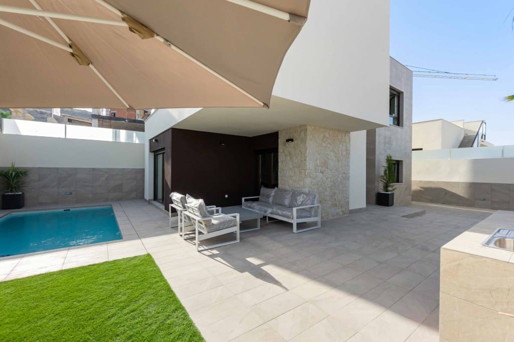 3 bedroom Villa for sale in Rojales with pool - € 629,000 (Ref: 9193665)