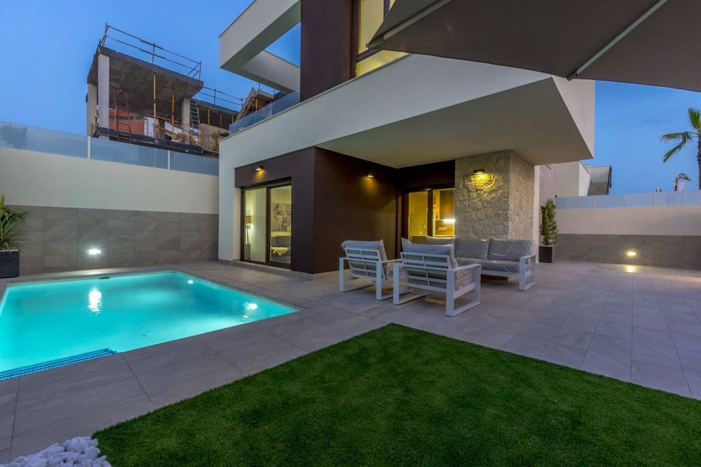 3 bedroom Villa for sale in Rojales with pool - € 629,000 (Ref: 9193665)