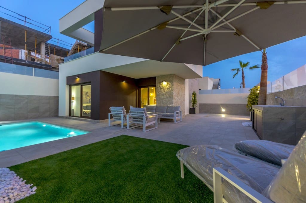 3 bedroom Villa for sale in Rojales with pool - € 629,000 (Ref: 9193665)