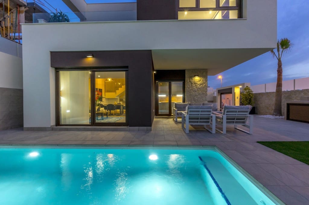 3 bedroom Villa for sale in Rojales with pool - € 629,000 (Ref: 9193665)