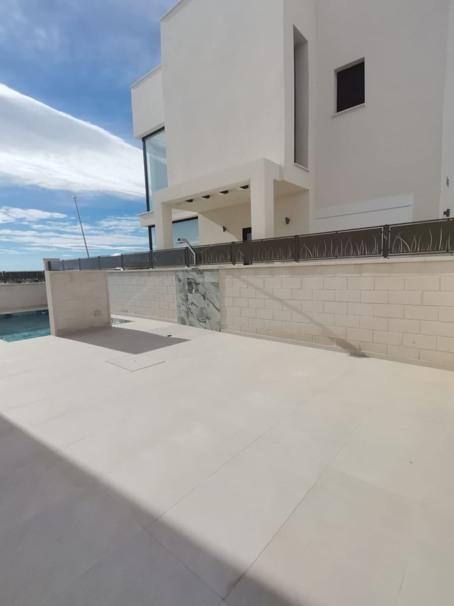 3 makuuhuone Huvila myytävänä paikassa Ciudad Quesada mukana uima-altaan - 579 000 € (Ref: 9204386)