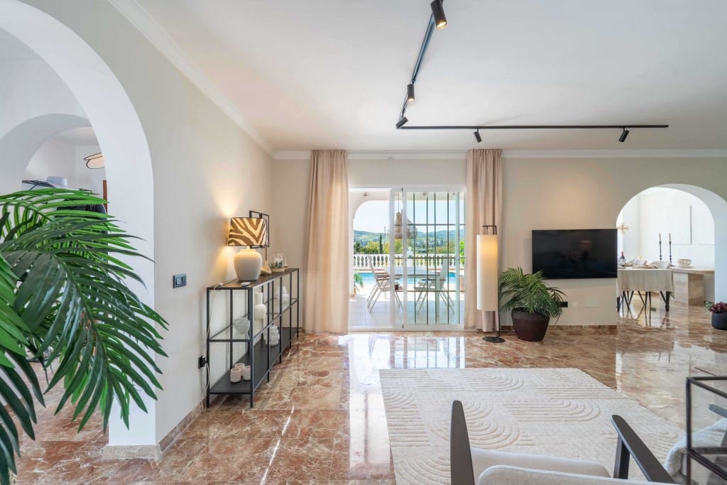 3 soveværelse Villa til salg i Mijas Costa med swimmingpool - € 1.095.000 (Ref: 9204388)