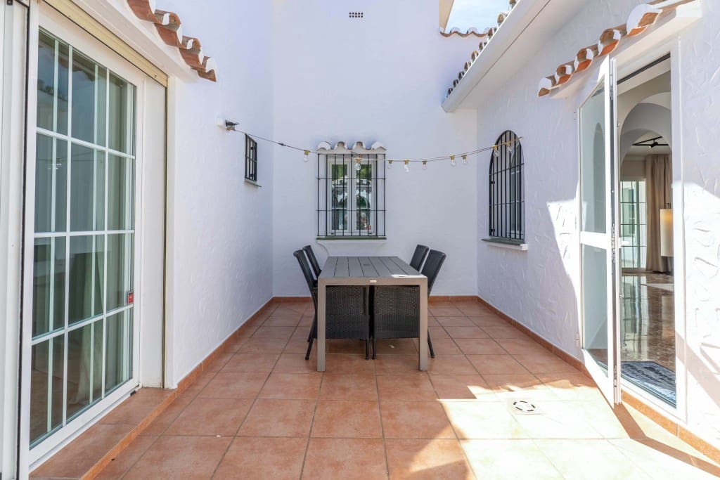 3 soveværelse Villa til salg i Mijas Costa med swimmingpool - € 1.095.000 (Ref: 9204388)