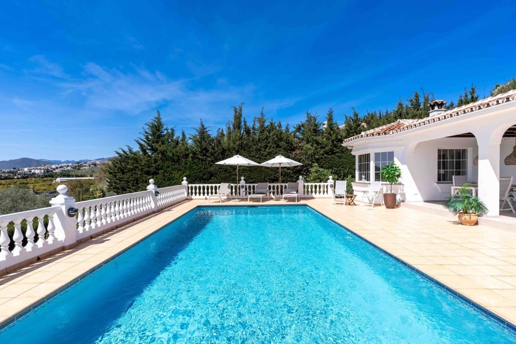 3 soveværelse Villa til salg i Mijas Costa med swimmingpool - € 1.095.000 (Ref: 9204388)