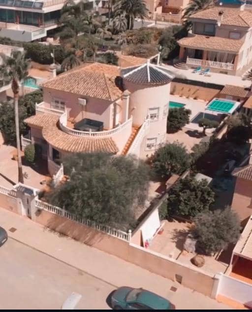 4 sovrum Villa till salu i La Zenia med pool - 570 000 € (Ref: 9208221)