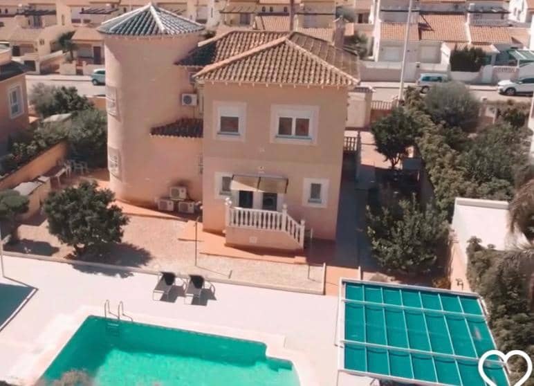 4 sovrum Villa till salu i La Zenia med pool - 570 000 € (Ref: 9208221)