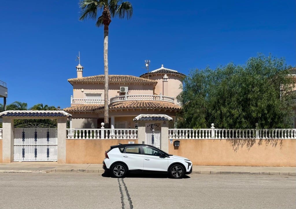 4 sovrum Villa till salu i La Zenia med pool - 570 000 € (Ref: 9208221)