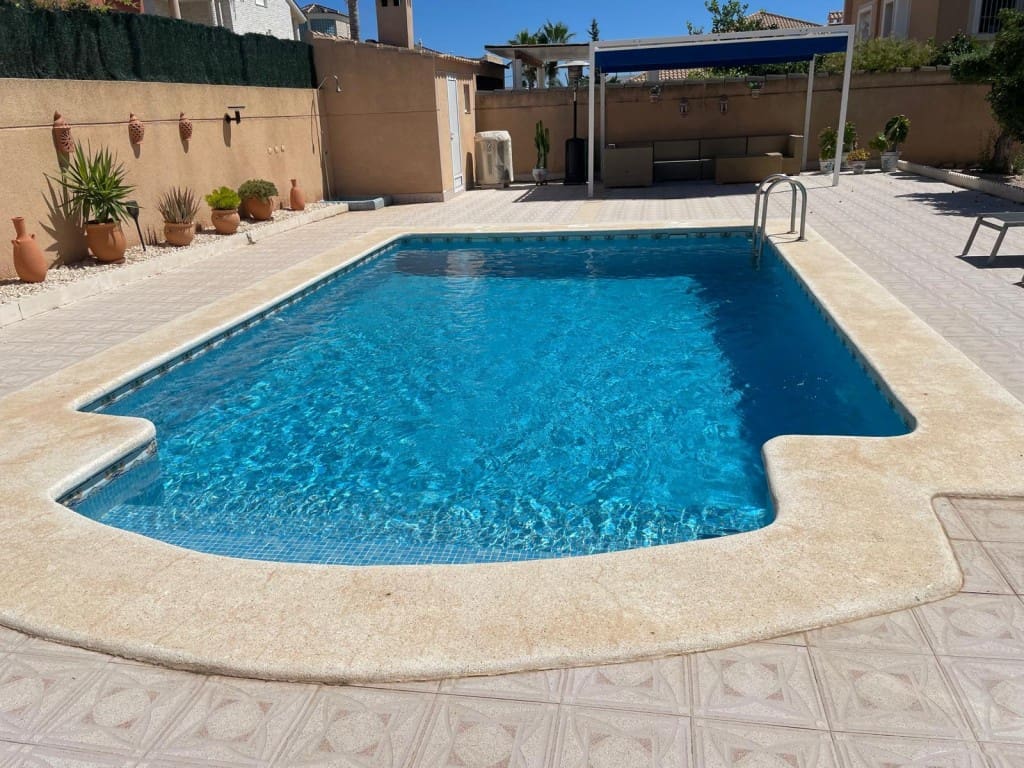 4 sovrum Villa till salu i La Zenia med pool - 570 000 € (Ref: 9208221)