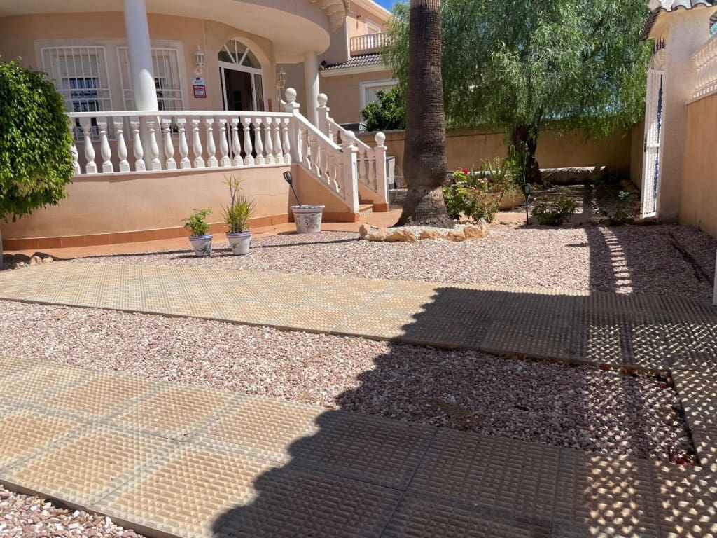 4 sovrum Villa till salu i La Zenia med pool - 570 000 € (Ref: 9208221)