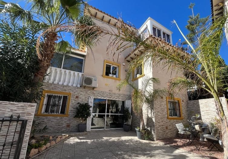 Chalet de 4 habitaciones en La Zenia en venta con piscina - 399.900 € (Ref: 9243077)