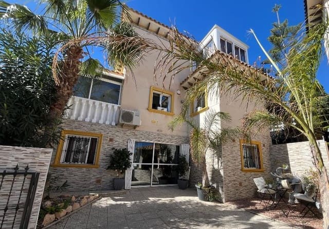 Chalet de 4 habitaciones en La Zenia, Orihuela en venta con piscina - 399.900 € (Ref: 9243077)