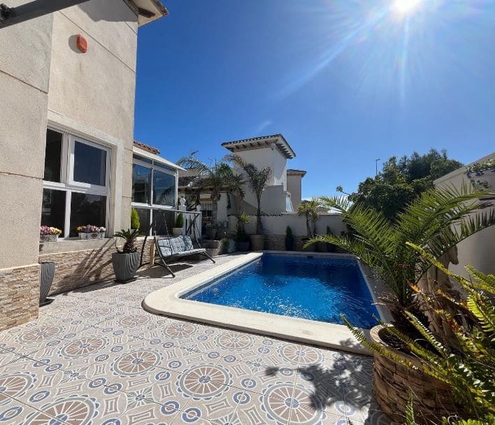 Chalet de 4 habitaciones en La Zenia en venta con piscina - 399.900 € (Ref: 9243077)