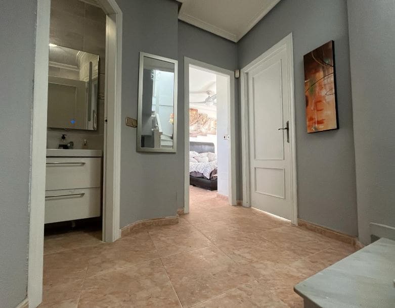 Chalet de 4 habitaciones en La Zenia en venta con piscina - 399.900 € (Ref: 9243077)