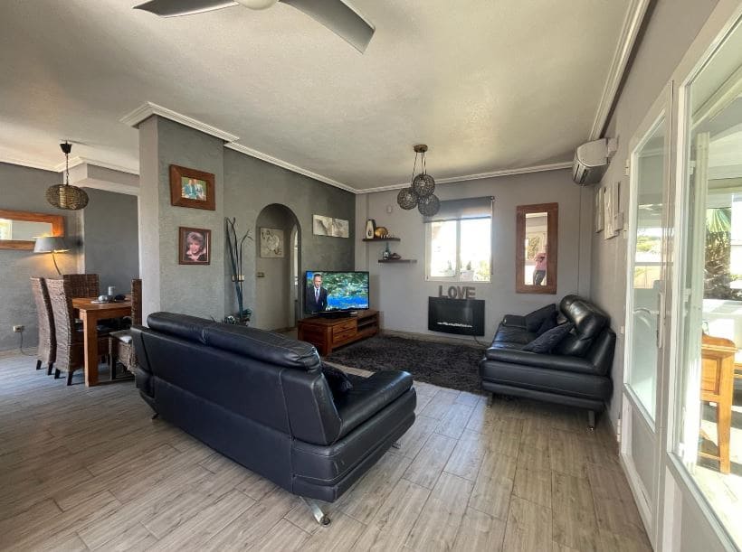 Chalet de 4 habitaciones en La Zenia en venta con piscina - 399.900 € (Ref: 9243077)