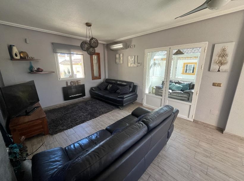 Chalet de 4 habitaciones en La Zenia en venta con piscina - 399.900 € (Ref: 9243077)