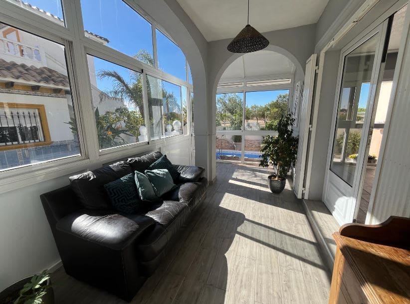 Chalet de 4 habitaciones en La Zenia en venta con piscina - 399.900 € (Ref: 9243077)