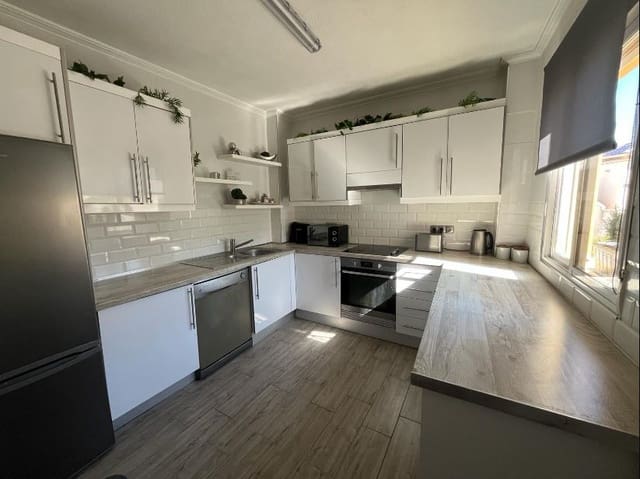 Chalet de 4 habitaciones en La Zenia, Orihuela en venta con piscina - 399.900 € (Ref: 9243077)