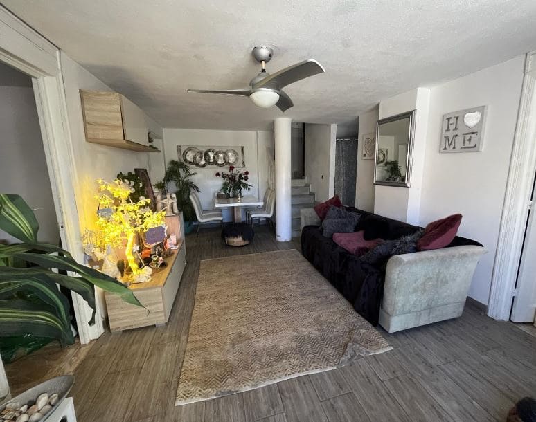 Chalet de 4 habitaciones en La Zenia en venta con piscina - 399.900 € (Ref: 9243077)