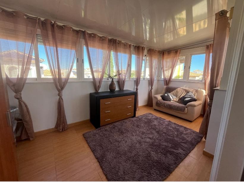 Chalet de 4 habitaciones en La Zenia en venta con piscina - 399.900 € (Ref: 9243077)