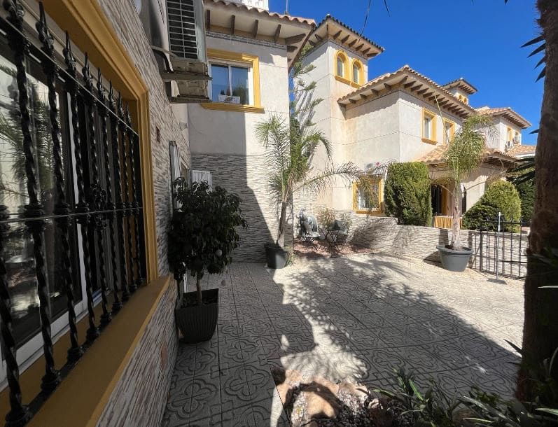 Chalet de 4 habitaciones en La Zenia en venta con piscina - 399.900 € (Ref: 9243077)