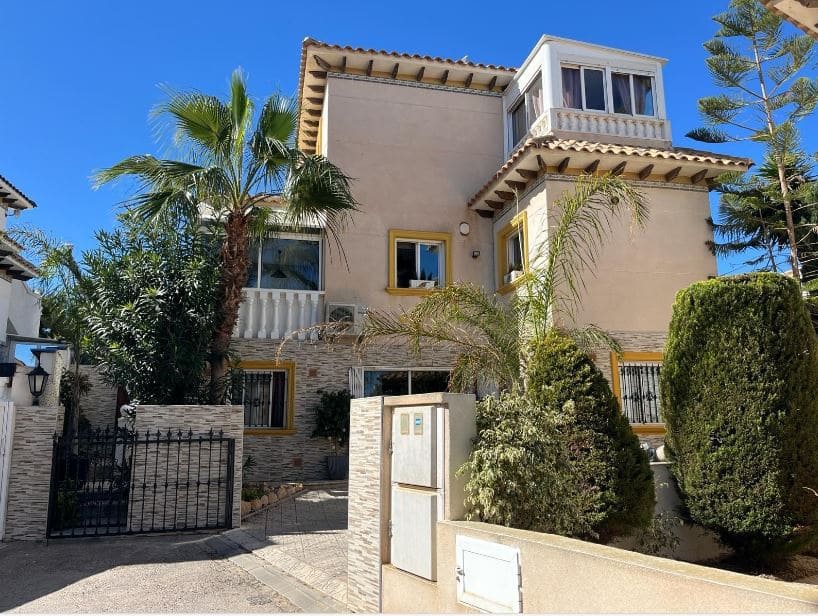 Chalet de 4 habitaciones en La Zenia en venta con piscina - 399.900 € (Ref: 9243077)