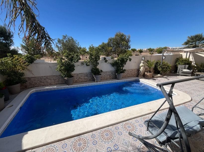 Chalet de 4 habitaciones en La Zenia en venta con piscina - 399.900 € (Ref: 9243077)