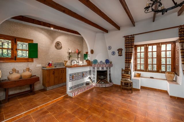 Huvila myytävänä paikassa Nerja mukana uima-altaan 
autotalli - 320 000 € (Ref: 9243079)