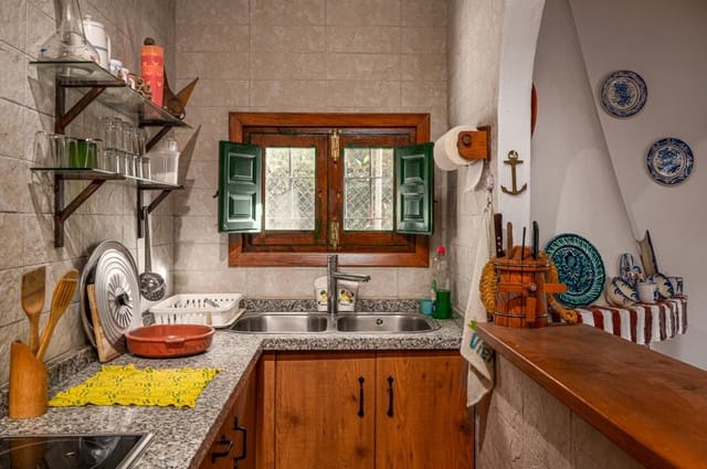 Huvila myytävänä paikassa Nerja mukana uima-altaan 
autotalli - 320 000 € (Ref: 9243079)