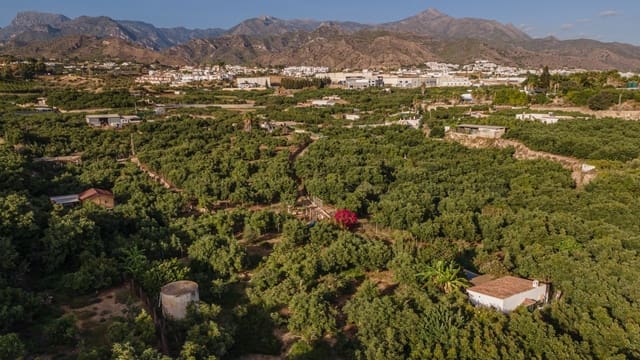 Huvila myytävänä paikassa Nerja mukana uima-altaan 
autotalli - 320 000 € (Ref: 9243079)