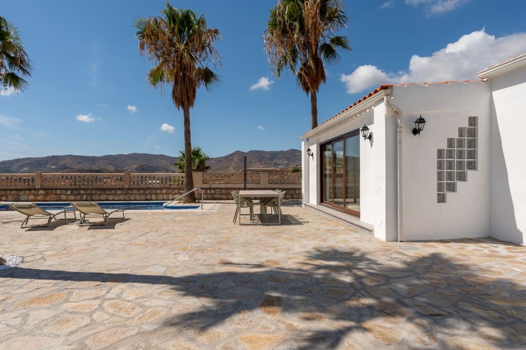 3 slaapkamer Villa te koop in Salobrena met zwembad garage - € 495.000 (Ref: 9272280)