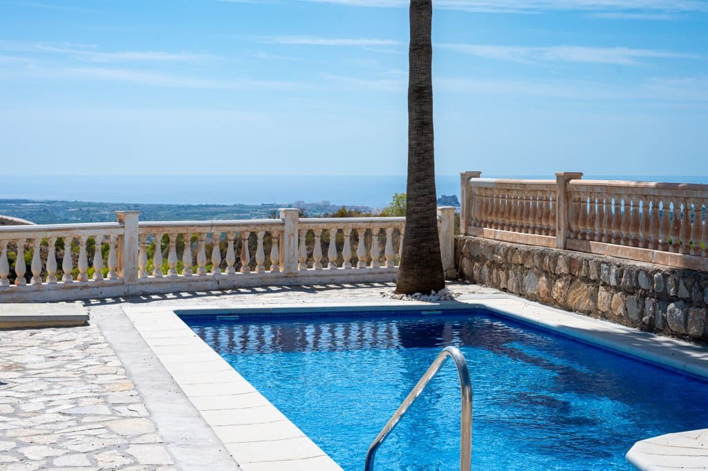 3 slaapkamer Villa te koop in Salobrena met zwembad garage - € 495.000 (Ref: 9272280)