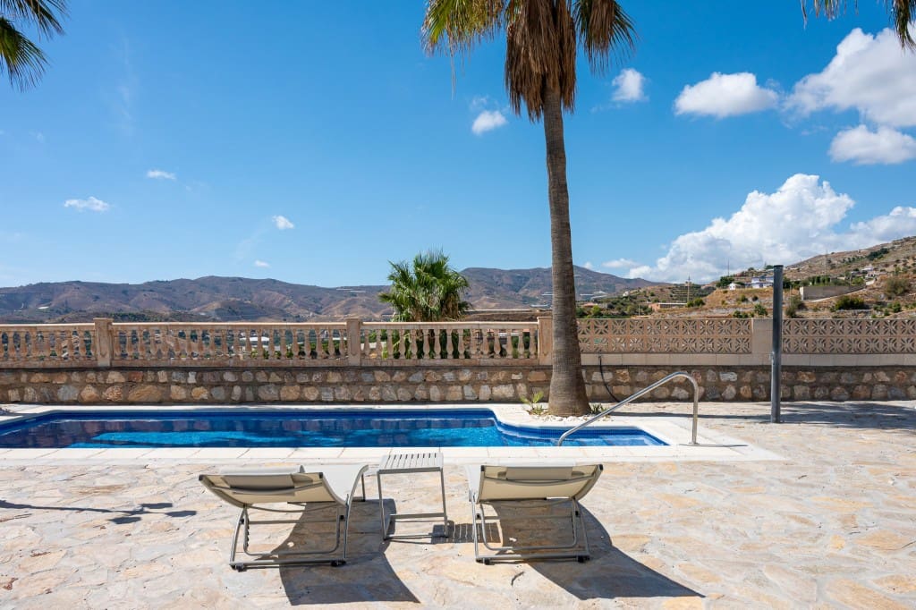 3 slaapkamer Villa te koop in Salobrena met zwembad garage - € 495.000 (Ref: 9272280)