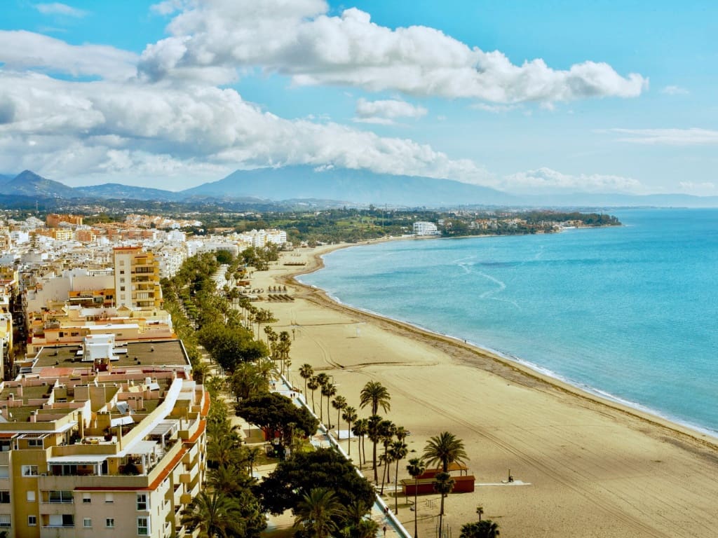 2 bedroom Apartment for sale in Estepona with pool garage - € 534,000 (Ref: 9272281)