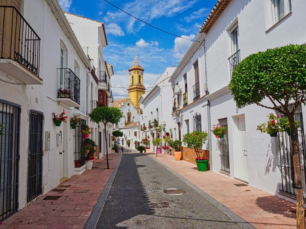 2 bedroom Apartment for sale in Estepona with pool garage - € 534,000 (Ref: 9272281)