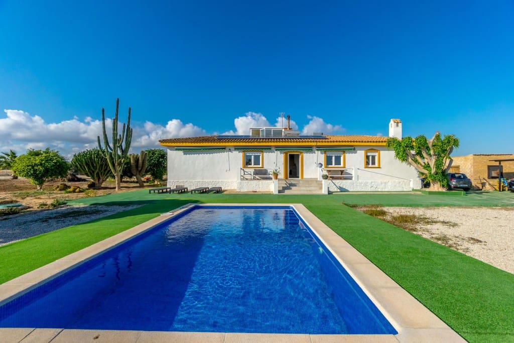 6 makuuhuone Omakotitalo myytävänä paikassa San Miguel de Salinas mukana uima-altaan 
autotalli - 899 000 € (Ref: 9296761)