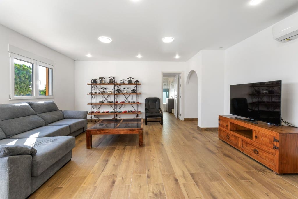 6 makuuhuone Omakotitalo myytävänä paikassa San Miguel de Salinas mukana uima-altaan 
autotalli - 899 000 € (Ref: 9296761)