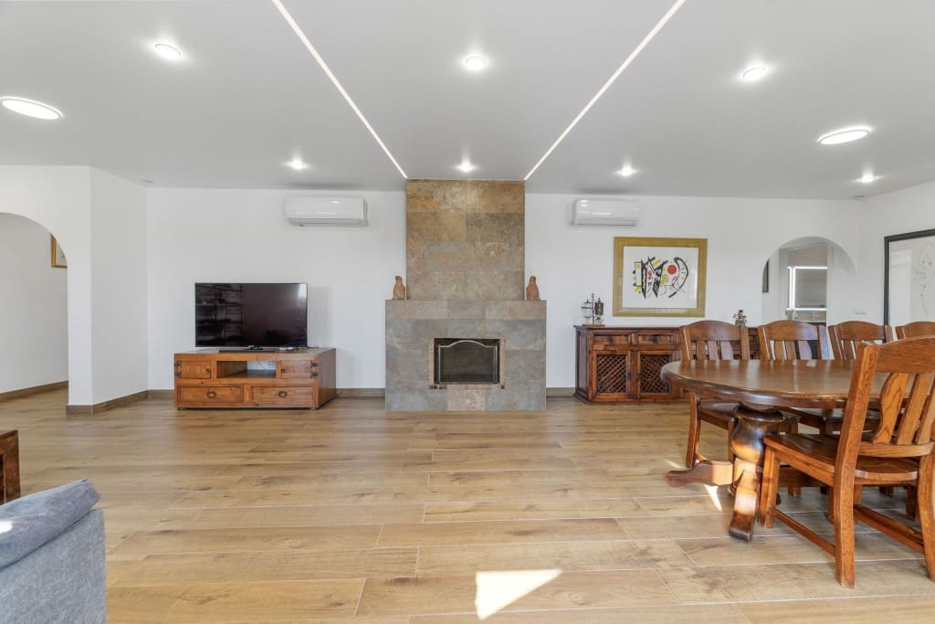 6 makuuhuone Omakotitalo myytävänä paikassa San Miguel de Salinas mukana uima-altaan 
autotalli - 899 000 € (Ref: 9296761)