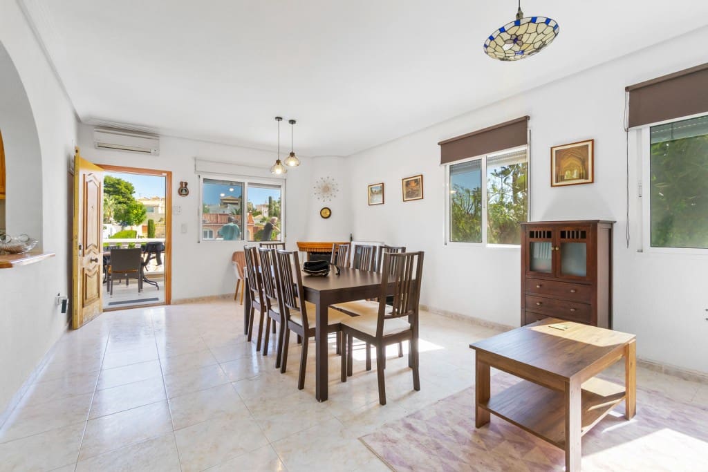 3 slaapkamer Villa te koop in Los Altos met zwembad garage - € 365.000 (Ref: 9326176)