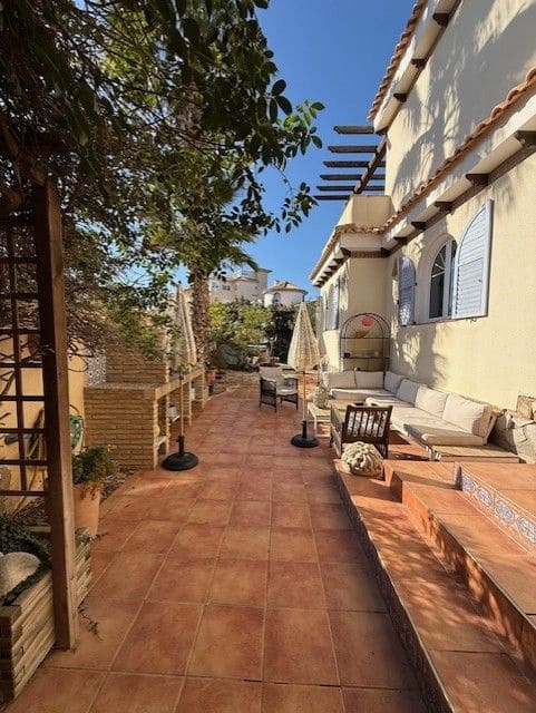 5 sovrum Villa till salu i La Zenia med pool garage - 750 000 € (Ref: 9330350)